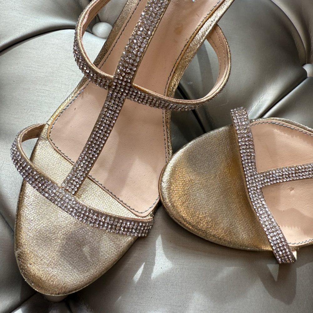 BETSEY JOHNSON SB-TATE GOLD METALLIC CRYSTAL SANDAL HEELS 10 BLING - Picture 2 of 7